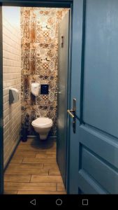 Kafić-Bašta-Kej-Zrenjanin-Referenca-2018.-Toalet-Zidne-pločice-Bisselado-Blanco10x20-Podne-pločice-Country-15x90-Kale-Turska