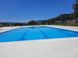 Opremanje-Gradskog-bazena-u-Ljuboviji-1-Juli-2024-Arhitect-Light-Blue-15x30-Arhitect-Dark-Blue15x30-Zorka-Sabac-Zavrsne-bazenske-plocice-Gres-Aragon-Spanija