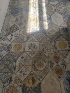 Privata-kuca-IV-Sremska-Kamenica-avgudt-2022-Hodnik-podne-plocice-Kaya-Albufera-17x33-Codicer-95-Spanija