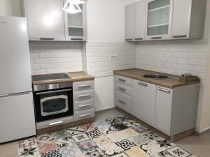 Privatan-Stan-Novi-Sad-II-Decembar-2021.-Kuhinja-zidne-plocice-Biselado-Blanco-10x20-Fabresa-Podne-plocice-Codicer-95-Heritrage-MIX-25X25-Qubus-31x62-1