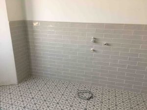 Privatna-Kuća-Novi-Sad-Referenca-2020-Kuhinja-Zidne-pločice-Monocroma-LIGHT-175X202-Carmen-APE-Podne-pločice-Brighton-Grey-45x45-Halcon-scaled