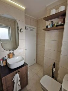 Privatna-kuca-Novi-Sad-Novembar-2021-Kupatilo-Zidne-plocice-Desert-Tera-Marfil-30x90-Halcon-Podne-plocice-Desert-Marfil-60x60-Spanija