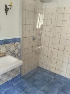 Privatna-kuća-Novi-Sad-Referenca-2019-Kupatilo-Zidne-pločice-FS-Artisan-B-333X333-Peronda-Španija-Podne-pločice-Campania-Azul-33x33-Onecer-Ceramica-Gomez-scaled