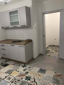 Privatni-Stan-Novi-Sad-I-Decembar-2021-Kuhinja-Zidne-plocice-Biselado-Blanco-10x20-Fabresa-Podne-plocice-Codicer-95-Heritrage-ix-25x25.-Qubus-GREY-31X62-