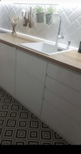 Privatni-stan-Novi-Sad-Mart-2021.-Kuhinja-Zidne-plocice-Bisselado-Blanco-10x20-Fabresa-Spanija-Podne-plocice-Day-and-Night-01-20x20-STN-S