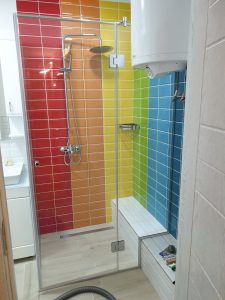 Stan-Beograd-Referenca-maj-2020-KupatiloBisselado-Rosso-Naranja-Amarilo-10X20-Fabresa-ŠpanijaPodne-pločice-Metropolis-Beige-155x62-1