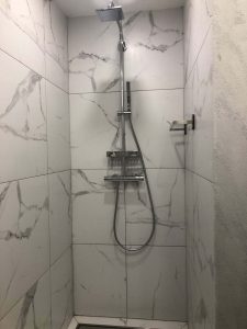 Stan-II-Novi-Sad-Referenca-Septembar-2020-Tus-kabina-Zidne-i-podne-plocice-Alsacia-60x60-Cicogres-Proizvodjac-Spanija