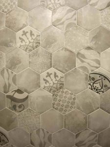 Stan-III-Novi-Sad-Referenca-Juli-2020-Tus-Kabina-Podne-plocice-Domme-Grey-HexagonDomme-Montresor-Mosaic-Hexagon-175x2020-Ape-Spanija